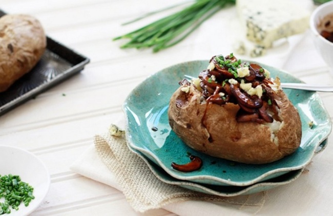 Печеный картофель с карамелизированным луком и грибами