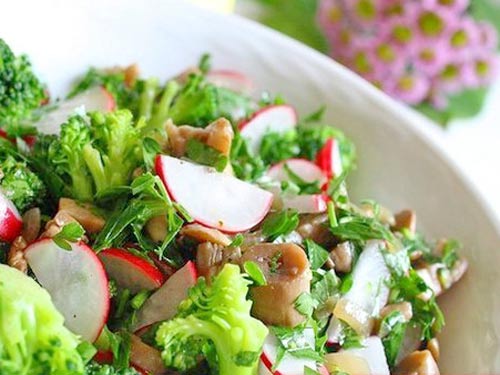 salat-s-redisom-gribami-i-brokkoli