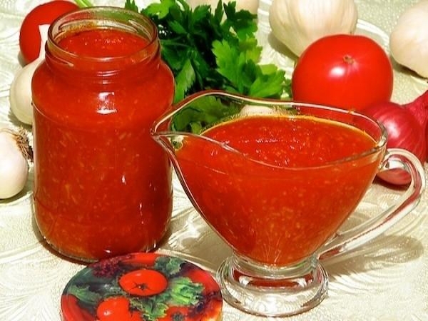 resized-tomatnyy-sous-s-lukom-i-chesnokom (1)