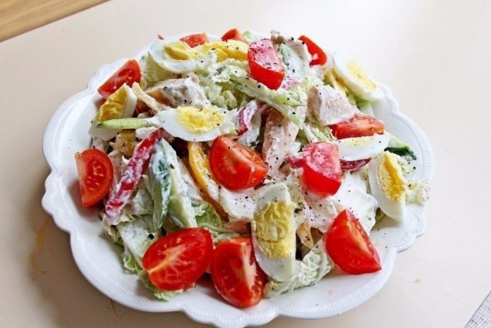 Салат с куриной грудкой и фасолью и капустой Салат с куриной грудкой и фасолью и