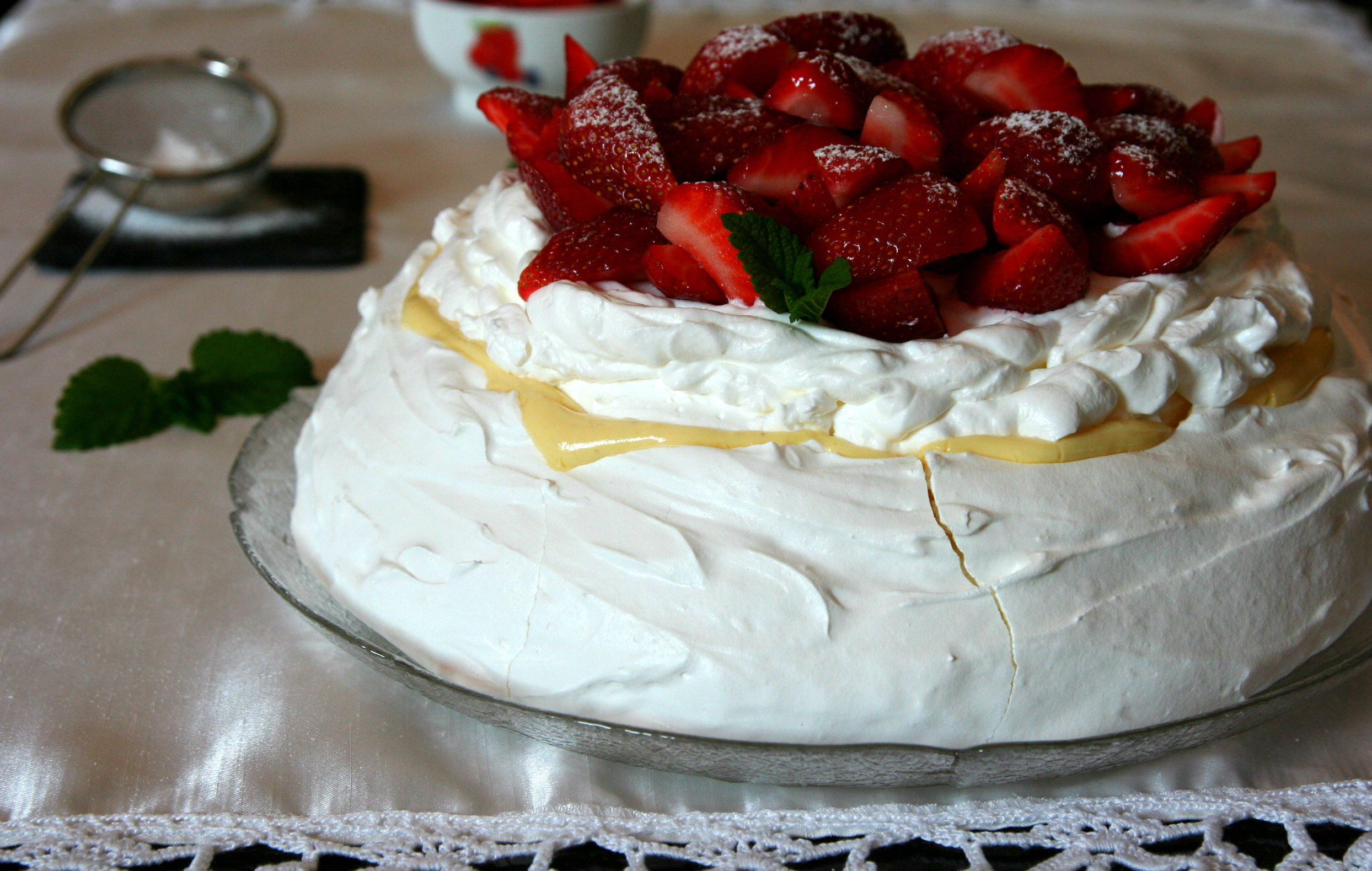 Торт-безе Павлова с ванильным кремом и клубникой — настоящий шедевр, которым можно удивить гостей!