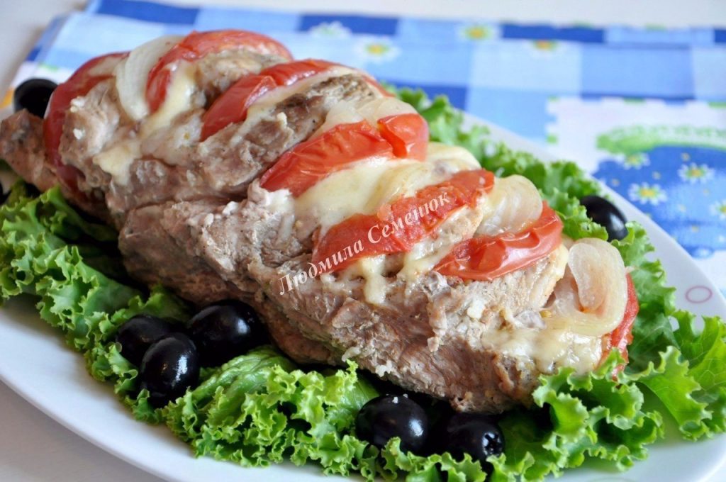 Нежнейшая свиная шейка, запеченная с сыром и помидорами