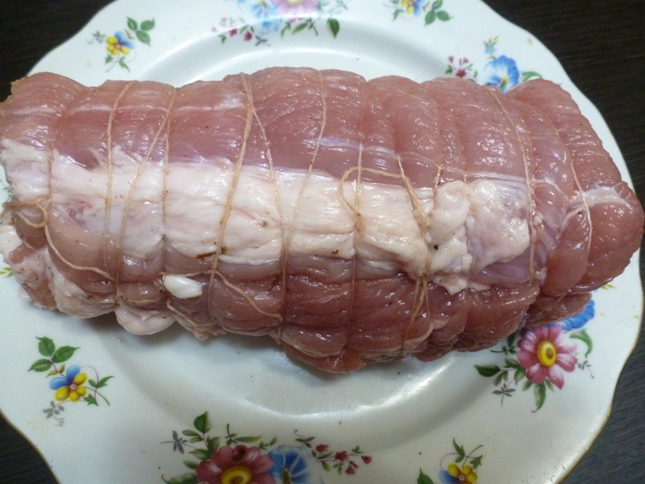 Рецепт свинины в тесте. Слойка свиная. Свинина в тесте с черносливом. Карбонат нарезанный. Свинина в тесте с горошком.